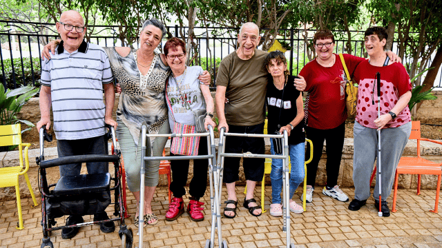 לא חסר להם כלום מלבד משפחה. סוזי ו"הילדים" (צילום: נחום סגל) אנחנו משפחה. סוזי ו"הילדים"