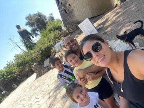 משפחת שאבי עם הכלבה מילקי (צילום: באדיבות המשפחה) משפחת שאבי עם הכלבה מילקי