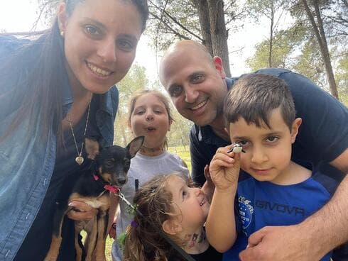משפחת שאבי עם הכלבה מילקי משפחת שאבי עם הכלבה מילקי