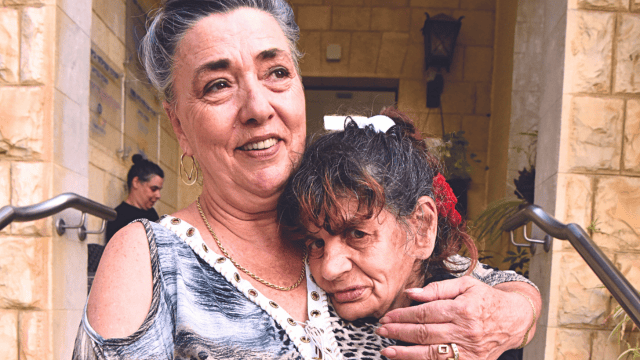 הם קוראים לי אמא. סוזי ו"הילדים" (צילום: נחום סגל) אנחנו משפחה. סוזי ו"הילדים"