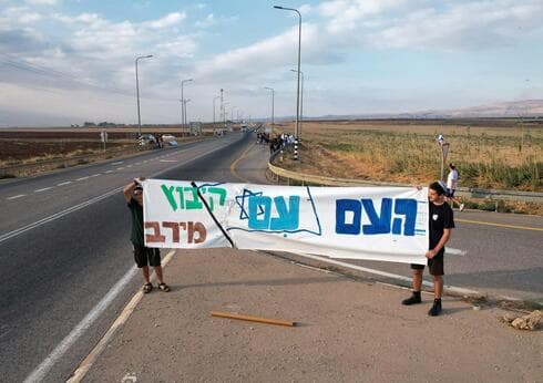 החיבוק של תושבי הבקעה למשפחת אמיר מקיבוץ מירב