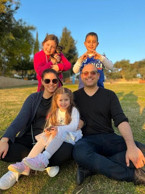 משפחת שאבי עם הכלבה מילקי (צילום: באדיבות המשפחה) משפחת שאבי עם הכלבה מילקי