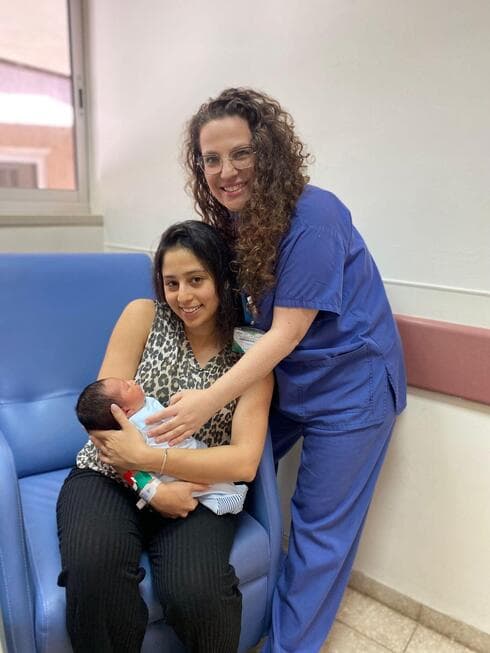 אורית יועצת ההנקה עם שקד יולדת במחלקה