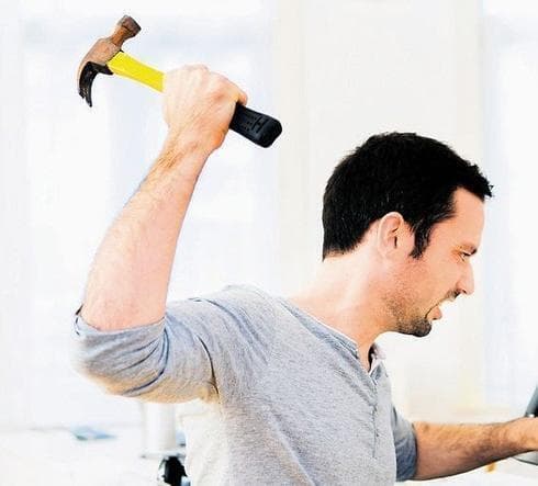 הניף את הפטיש ואיים כי ירצח את המתלונן (צילום אילוסטרציה: shutterstock) איים באמצעות פטיש