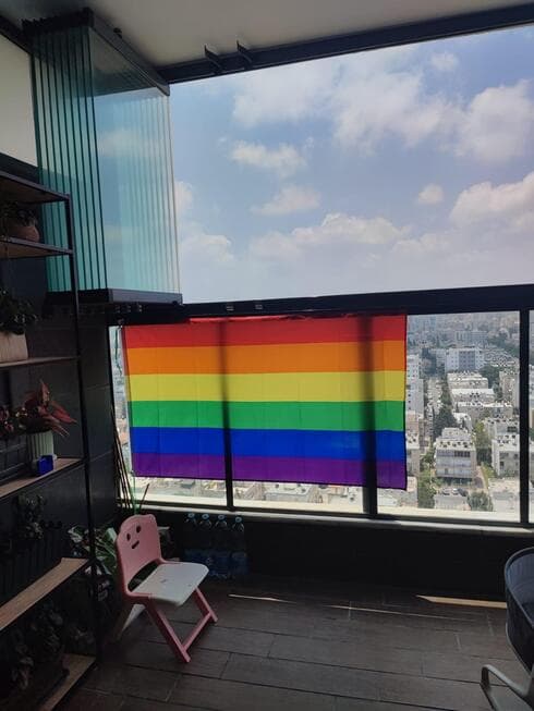 דגל גאווה שנתלה בשכונה