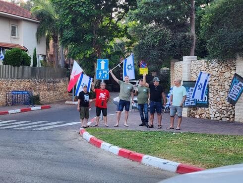 משמרת המחאה מול ביתו של דנון