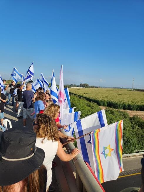 מפגינים בגשר בחן