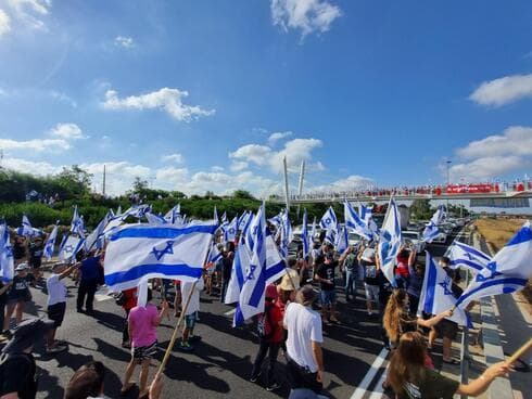 מפגינים בגשר ובצומת בני דרור
