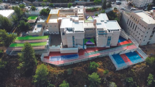 הכיתות ומגרשי החוץ שודרגו. בית הספר בהר נוף לבנים ולבנות 