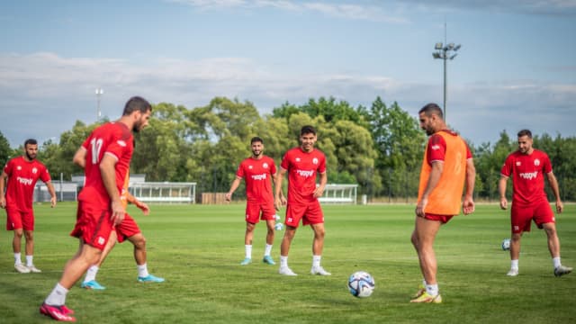 שחקני ב"ש במחנה האימונים. ברדה בחן מערכים שונים לקראת המשחקים הרשמיים 