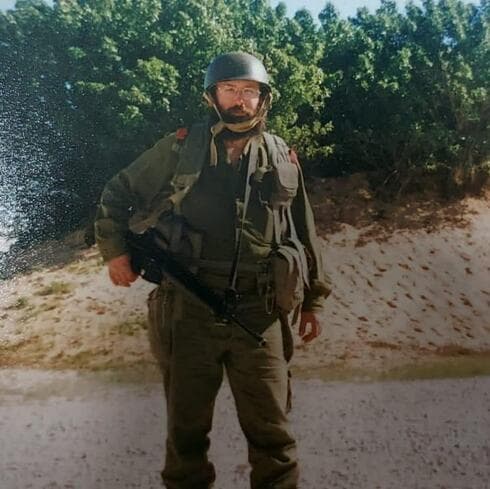 הרב זלמן גורליק. בחב"ד הגיבו לכתובת הנאצה עם תמונה במדים של מנהל חב"ד