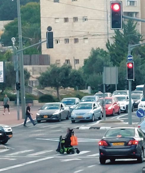 הנהגים נמרחים. הרמזורים בצומת יקותיאל אדם הנהגים נמרחים. הרמזורים בצומת יקותיאל אדם