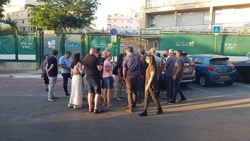 תושבים סמוך לפיל הלבן ליד בית חולים השרון