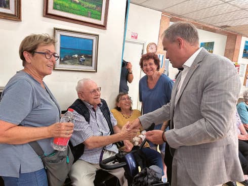 ביקור המשלחת במועדון שורדי השואה