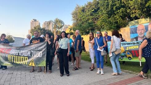 ההפגנה בהשקת קמפיין הבחירות של קינסטליך (צילום: עמותת תושבי ראשון לציון למען סביבה נקייה ממפעלים מזהמים) ההפגנה בהשקת קמפיין הבחירות של קינסטליך