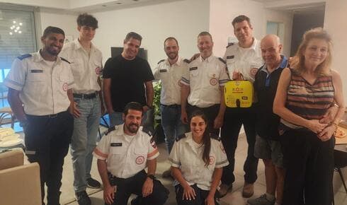 עמי רוקח ואשתו עם צוות מד"א שהציל אותו