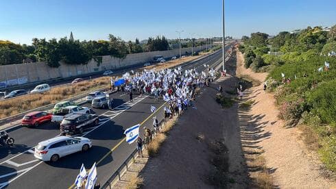 מפגינים חוסמים את כביש 4 באזור מחלף דרור בשבוע שעבר