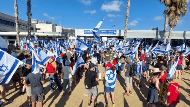 מפגינים רבים ברחבת תחנת חוף הכרמל