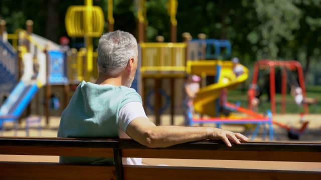 עבריין המין מסתובב חופשי בפתח תקוה (צילום המחשה: shutterstock. למצולמים אין קשר לכתבה) עבריין מין פדופיל - תמונת פייסבוק. למצולמים אין קשר לכתבה