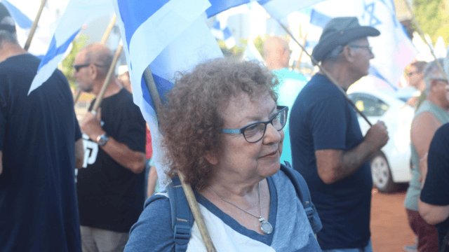 רוזן בהפגנה (צילום: אלבום פרטי) רוזן בהפגנה