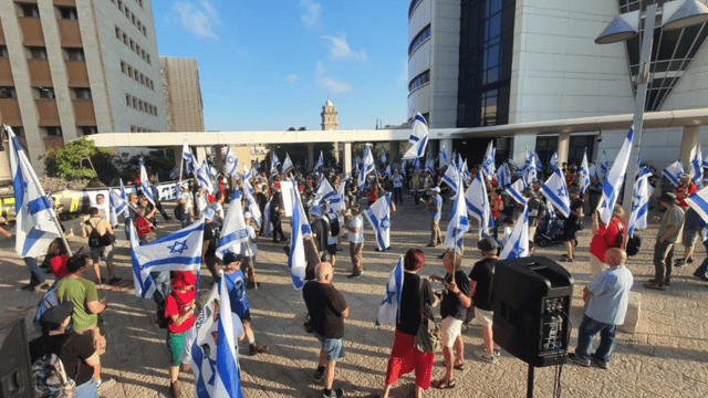 המחאה במתחם קרית הממשלה בחיפה