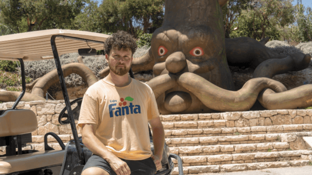 אלכסנדר חייצקי בגן הבוטני עם אחת מהמפלצות 
