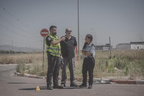 פינגרוט עם בוחנים בזירת תאונה
