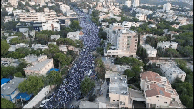 עשרות אלפים ברחובות חיה