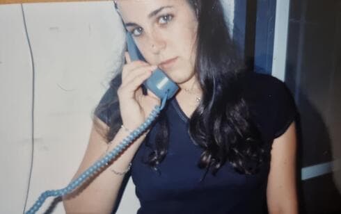 דנה ז"ל והטלפון הציבורי בפנימייה. שיחה קבועה עם המשפחה בארה"ב (צילום: אדנש יעקב) דנה ז"ל והטלפון הציבורי בפנימייה. שיחה קבועה עם המשפחה בארה"ב