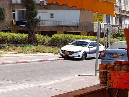 ניידת אכיפת החניה בפתח תקוה באדום לבן