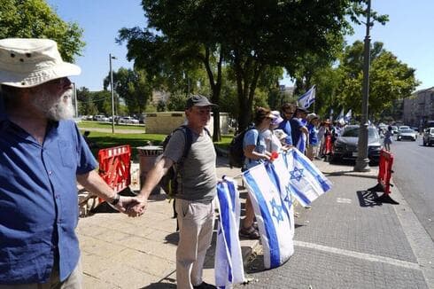 שרשרת מהכותל לכנסת