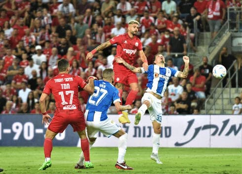חמד (משמאל) במשחק המכריע מול קראיובה. כבש שער שוויון דרמטי בדרך לניצחון