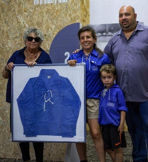 יהודית גילאון מעניקה חולצה ממוסגרת (צילום: נגה בן שדה) יהודית גילאון מעניקה חולצה ממוסגרת