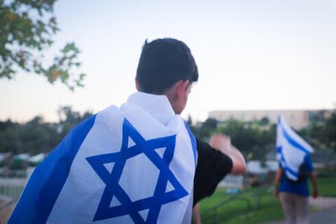 מפגין מהצפון בדרך להפגנה מול בית המשפט העליון