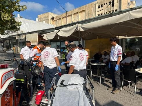 צוותי מד"א מעניקים טיפול רפואי לגבר שאיבד הכרה