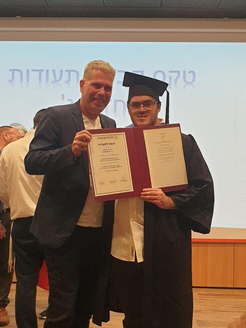 טאוב עם בוגר הקורס