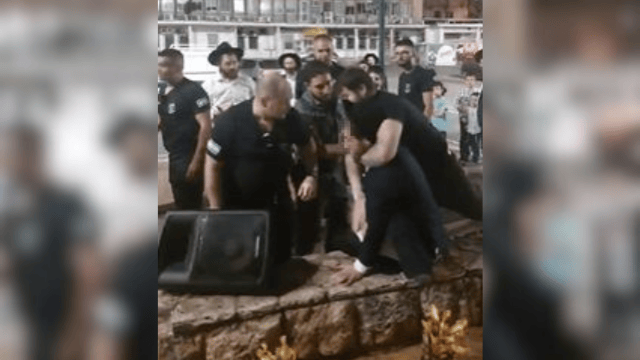 עימות בין חרדים למאבטחים של העירייה (צילום: מתוך סרטון שהופץ ברשת החברתית, שימוש לפי סעיף 27א לחוק זכויות יוצרים) עימות בין חרדים למאבטחים של העירייה