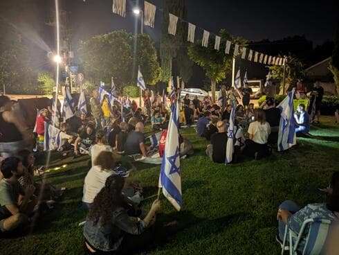מפגינים מול ביתו של אלי דלל