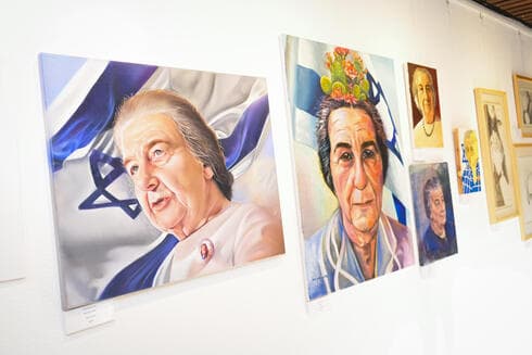 האוצרת היא שרית לייזרוביץ'
