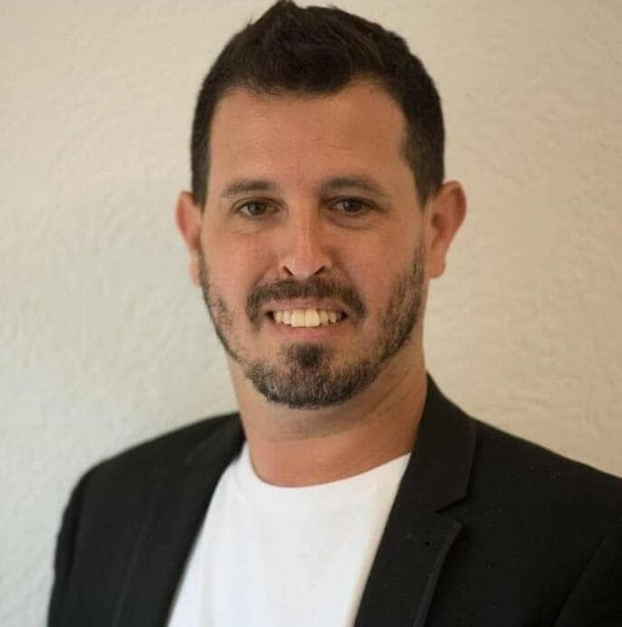 "חוף הים הוא לא נכס פרטי". יו"ר האופוזיציה, אמיר ווסקו (צילום: מתוך הפייסבוק) אמיר ווסקו
