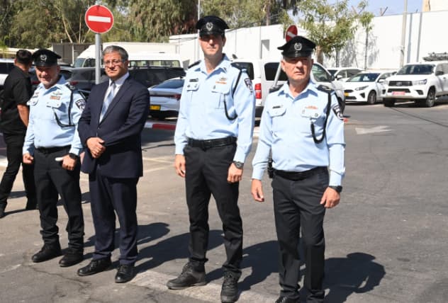 השר בן גביר בבאר שבע עם המפכ"ל והניצבים כהן ועמר