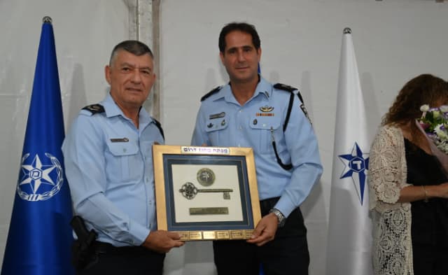 מימין: ניצב אמיר כהן שהתמנה למפקד המחוז הדרומי ולידו ניצב פרץ עמר שעבר לפקד על מחוז תל-אביב (צילום: הרצל יוסף) מימין: ניצב אמיר כהן שהתמנה למפקד המחוז הדרומי ולידו ניצב פרץ עמר שעבר לפקד על מחוז תל-אביב