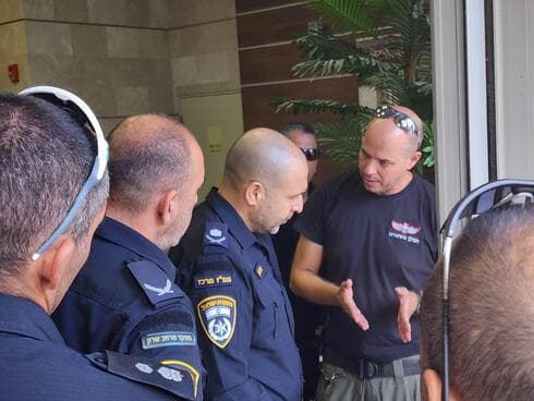 בכירים במשטרה במקום האירוע