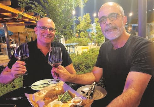 מימין שמוליק יפרח ופרופ' אייל שיינר. לחיים (צילום פרטי) מימין שמוליק יפרח ופרופ' אייל שיינר. לחיים