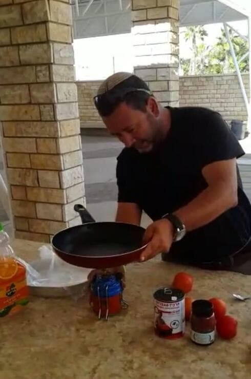 לוי מכין שקשוקה