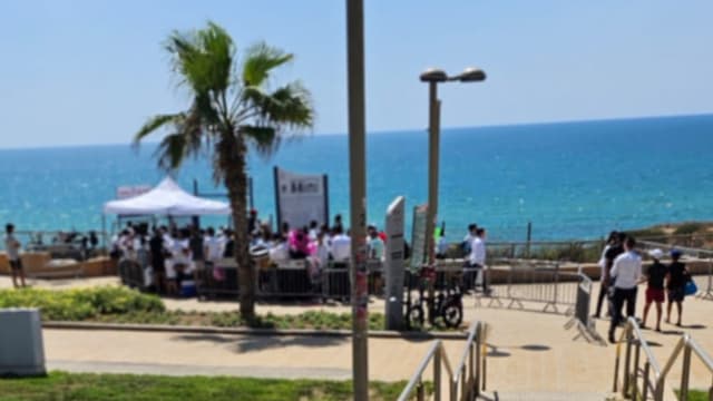 חוף צאנז. הפקחים בדקו תעודות זהות בכניסה 