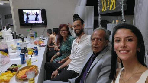 ציון עובד עם בני משפחתו