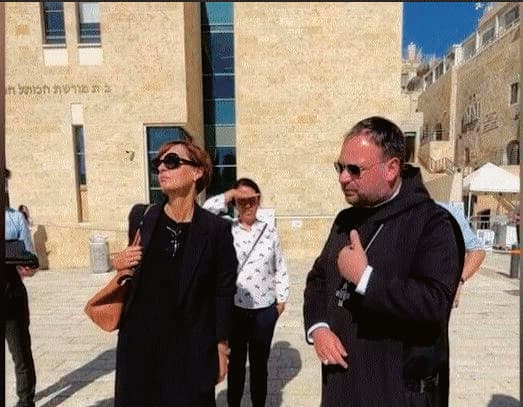 הכומר הגרמני שהתבקש להסיר את שרשרת הצלב בכותל