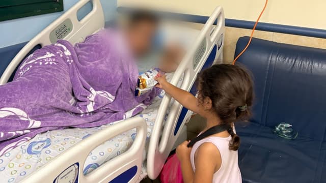 יעל מחלקת את המתנות לחולים