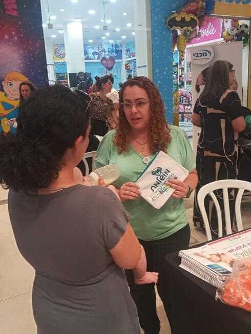 יועצת הנקה הדר אללוף מדריכה בכנס הנקה והורות בקריון 